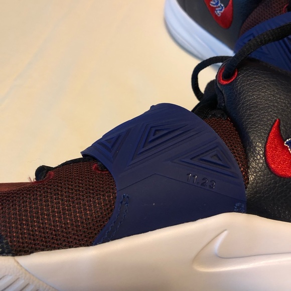 Nike Kyrie Flytrap III (GS) - Picture 7 of 16